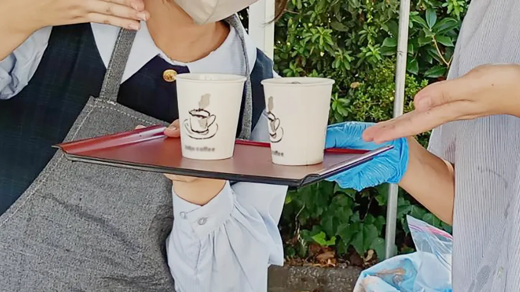 マルシェでコーヒーを提供する高校生